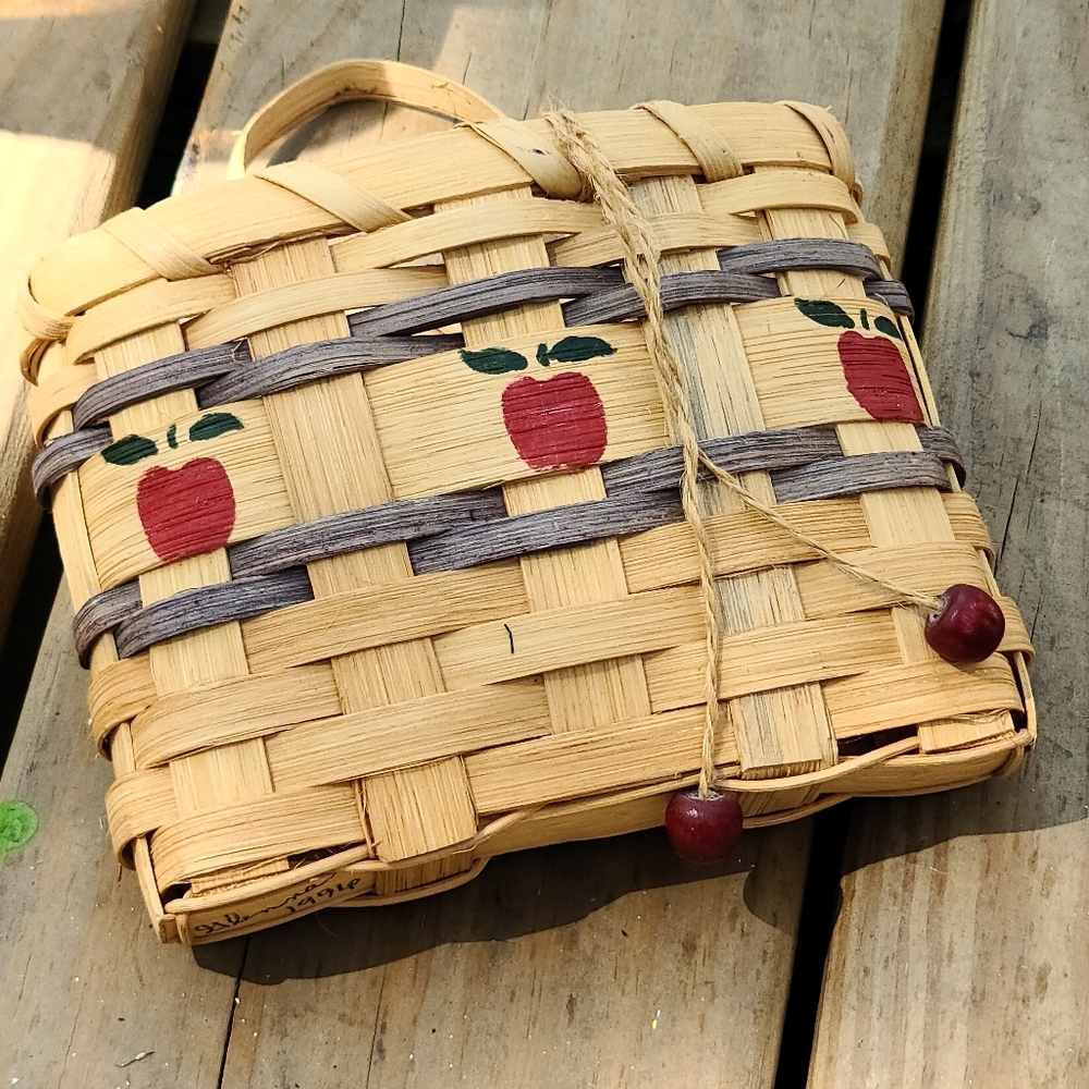🌵Small Wall Pocket Basket with Apples 5/$30
